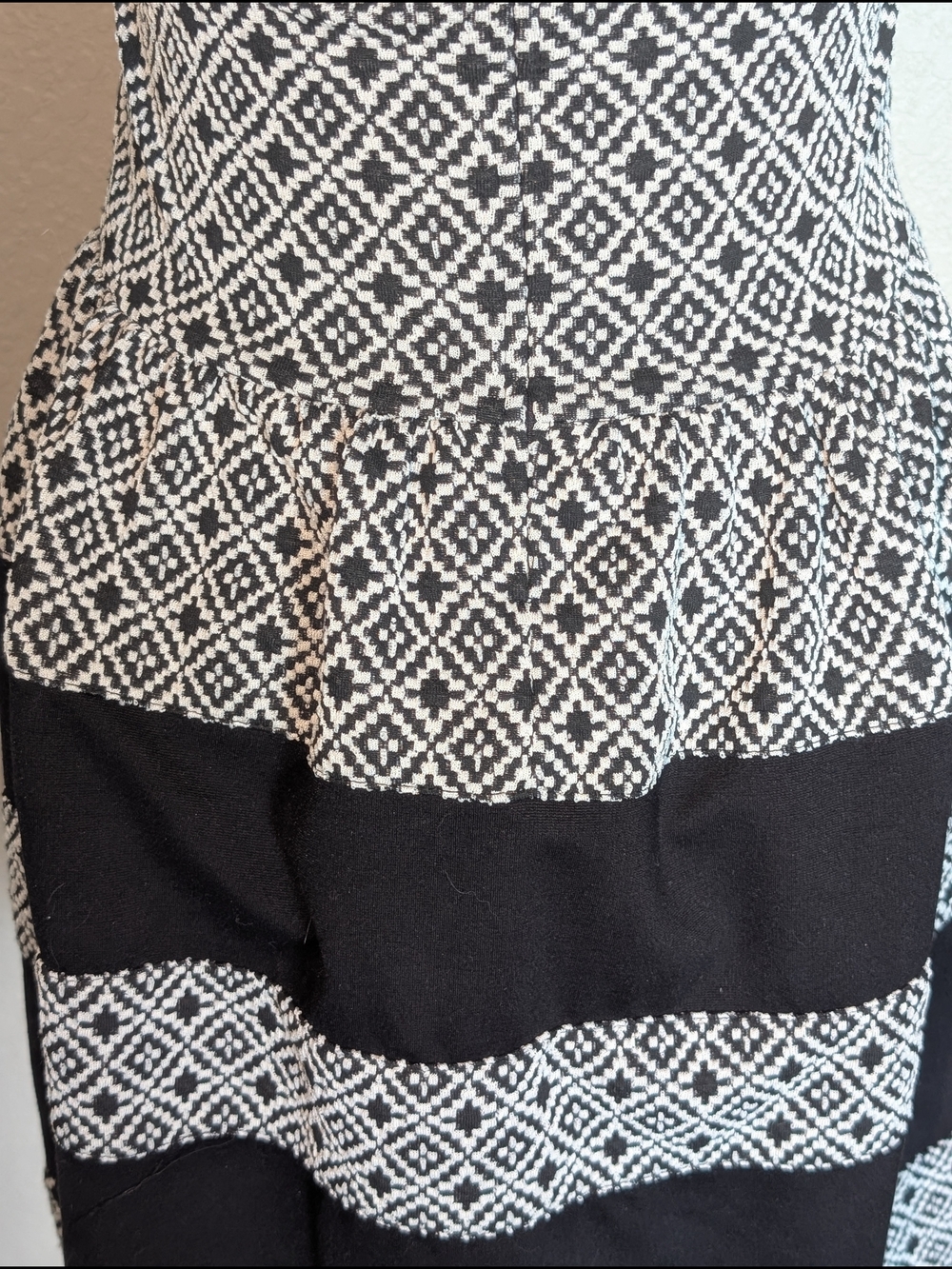 Sleeveless Black & White Midi Dress with Geometric Stripe Design - Picture 3 of 6
